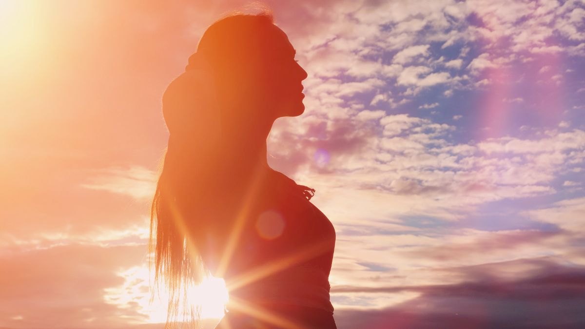 Silhouette of woman at sunset, symbolizing clarity and self-worth after learning to spot the fade in dating.